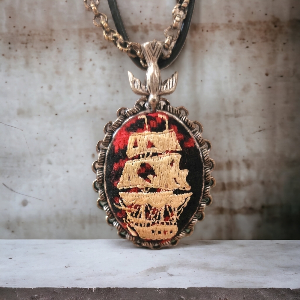 LUCKY BRAND vintage threaded oval yarn/fabric pirate ship reversible corded pend